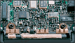 0.1�`1300MHz�̍L�ш惏�C�h�o���h���V�[�o�[�����B