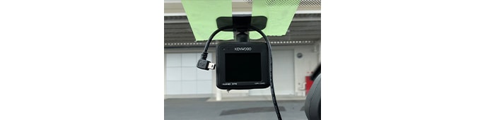 下記写真の様に取付ブラケットに電源コードを通して5cmほど出しておきます