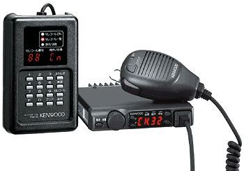 セレコールターミナル「TSS-10」(左)UHF FM 業務用無線電話装置「TCM-224」(右)